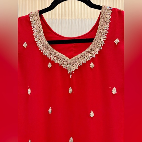 Elegant Red Embellished Pakistani Saree - Picture 2 of 5